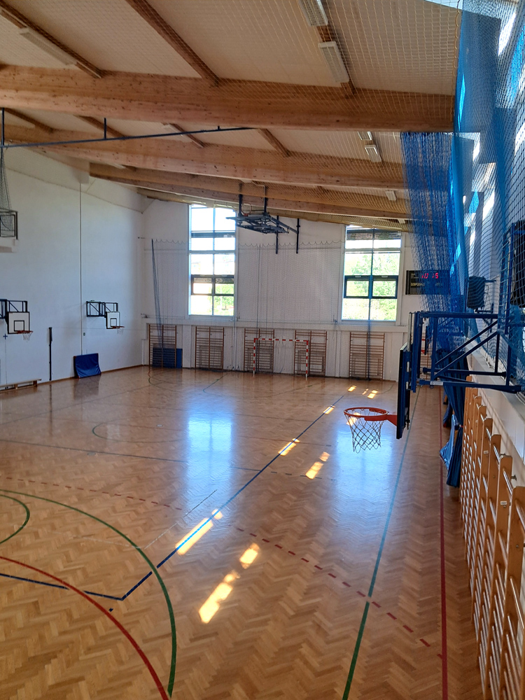 Duża sala gimnastyczna widziana z trybun