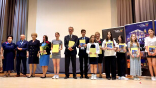 Nagrodzeni uczniowie i nauczyciele, dyrekcja i przedstawiciele Urzędu Miasta pozują do zdjęcia