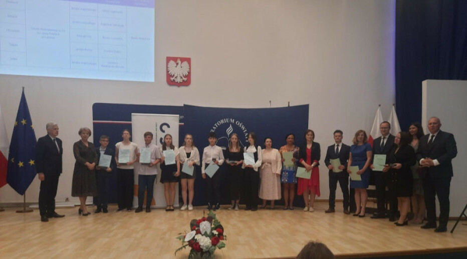 Laureaci i finaliści z nagrodami i dyplomami