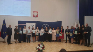 Laureaci i finaliści z nagrodami i dyplomami