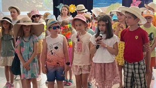 Grupa dzieci mówi do mikrofonu